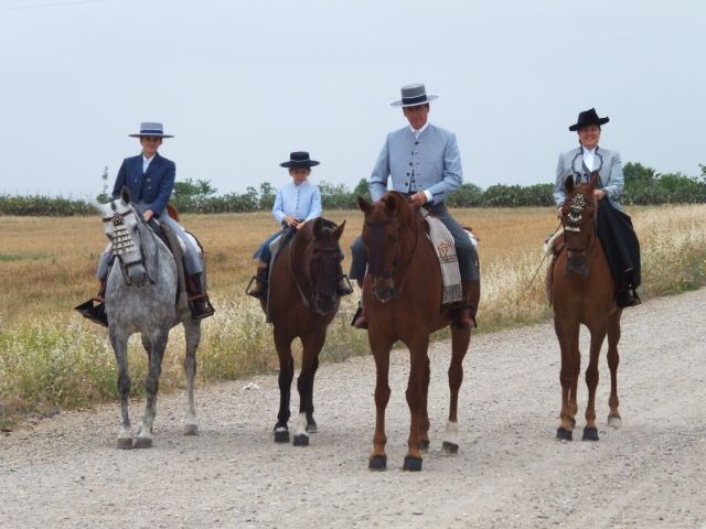 La familia a caballo por la finca